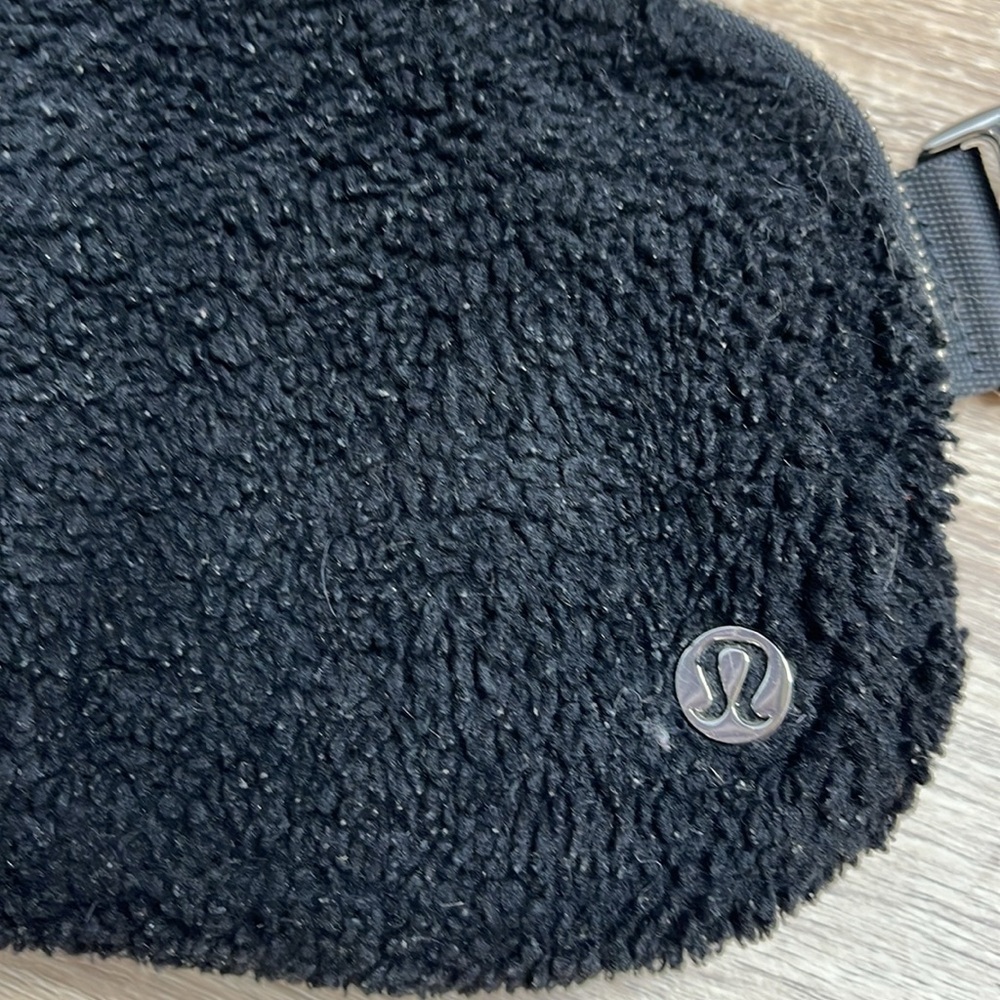 Lululemon Unisex Everywhere Fleece Belt Bag Black - Picture 4 of 15